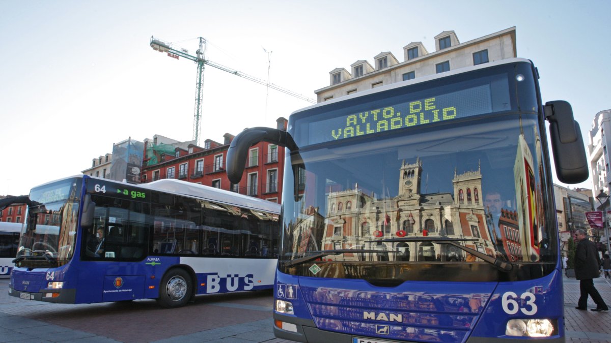 Autobuses de Auvasa en la Plaza Mayor de Valladolid.