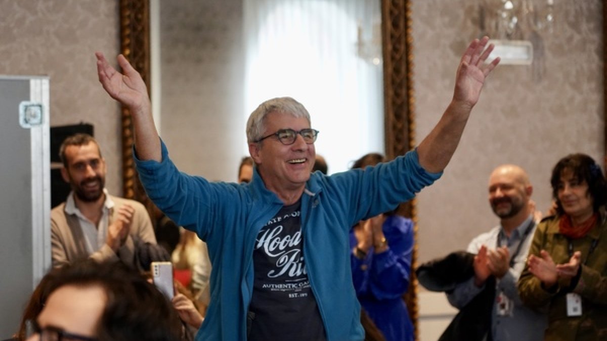 El director de 'Misericordia', Alain Guiraudie, celebra su Espiga de Oro.