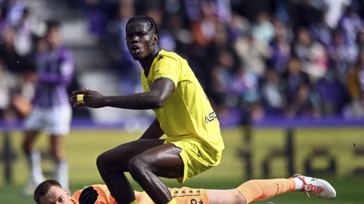 Hein saca un balón ante Barry.