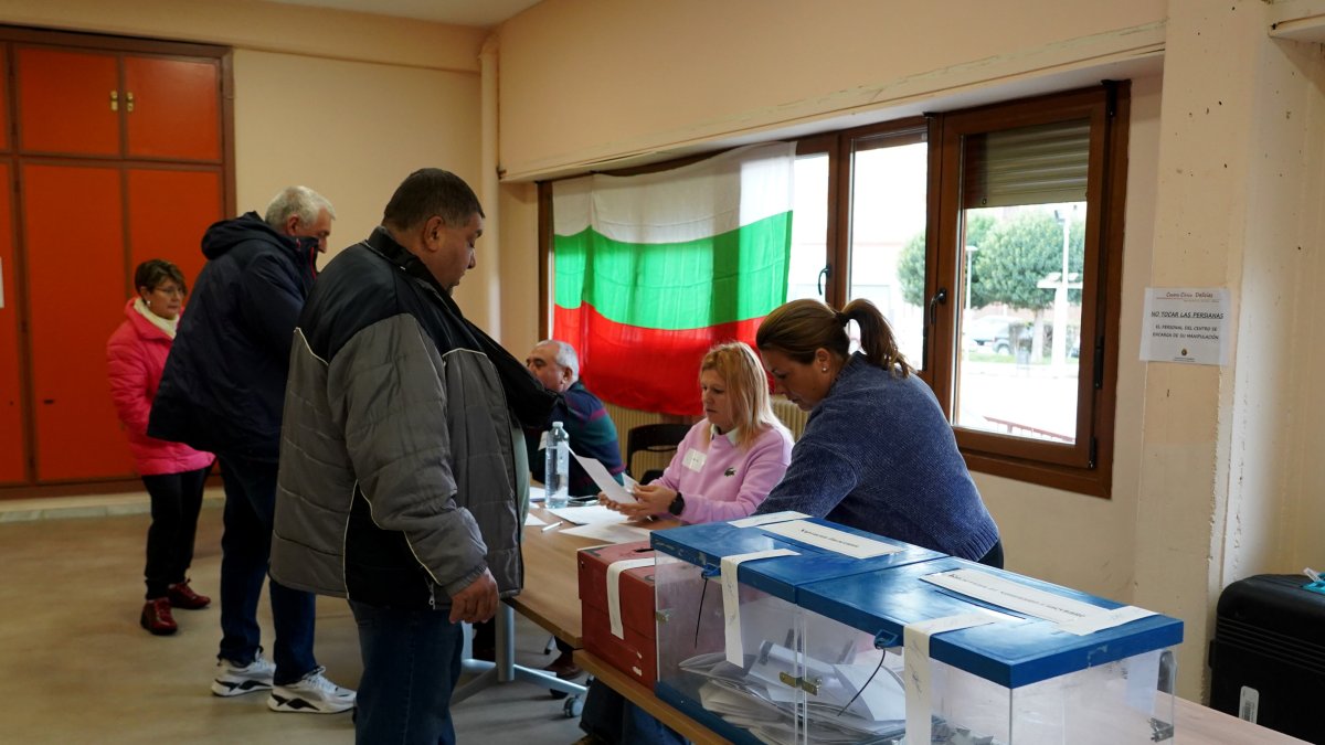 Elecciones parlamentarias en Bulgaria con una urna electoral en Valladolid