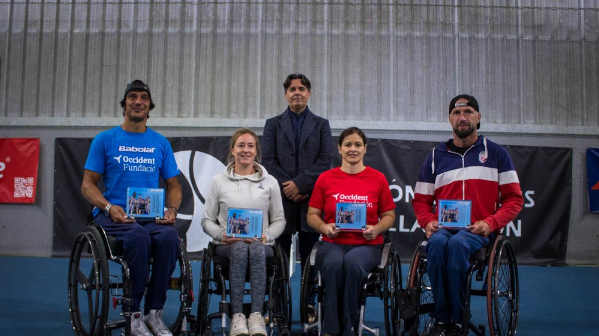 Los finalistas del torneo junto a Corujo, presidente de la Federación de Tenis de Castilla y León.