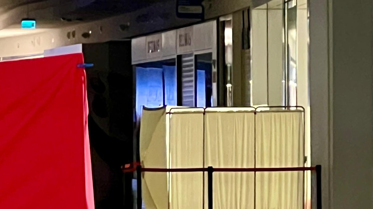 Una mampara cubría ayer la entrada a la tienda de Apple de Río Shopping tras el robo que sufrió el sábado y en el que los ladrones reventaron una cristalera.