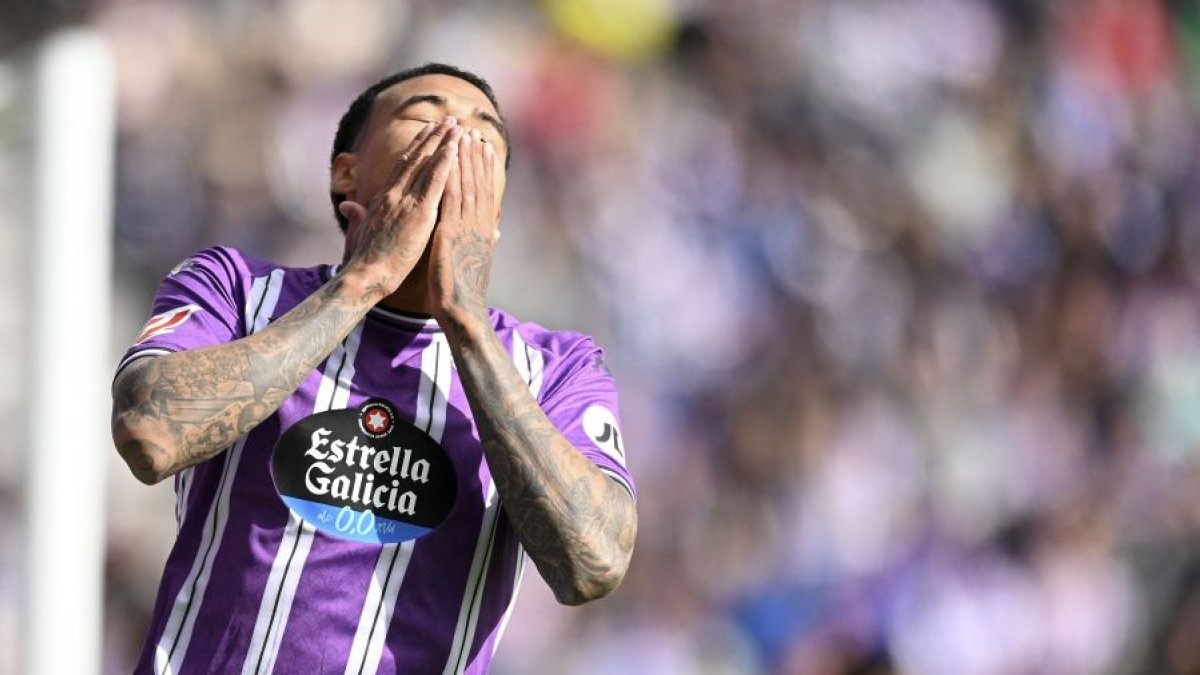 Kenedy se lleva las manos a la cara ante el Villarreal.