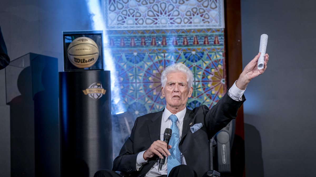 Moncho Monsalve, en silla de ruedas, con su galardón como nuevo integrante del ‘Halll of Fame’ español.