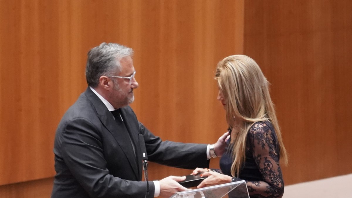 Carlos Pollán, presidente de las Cortes, y Rebeca Arroyo, nueva procuradora de Vox por Valladolid.
