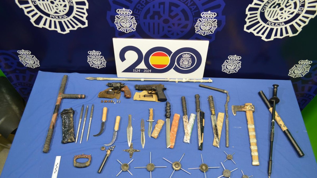 Arsenal de armas blancas, de fuego y de fogueo que la Policía Nacional intervino en la casa del investigado.