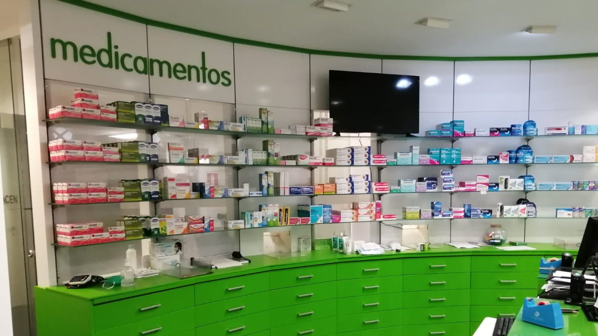 Interior de una farmacia en una imagen de archivo.