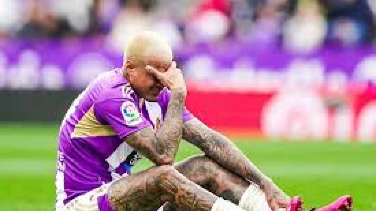 Kenedy se lamenta sentado sobre el césped.