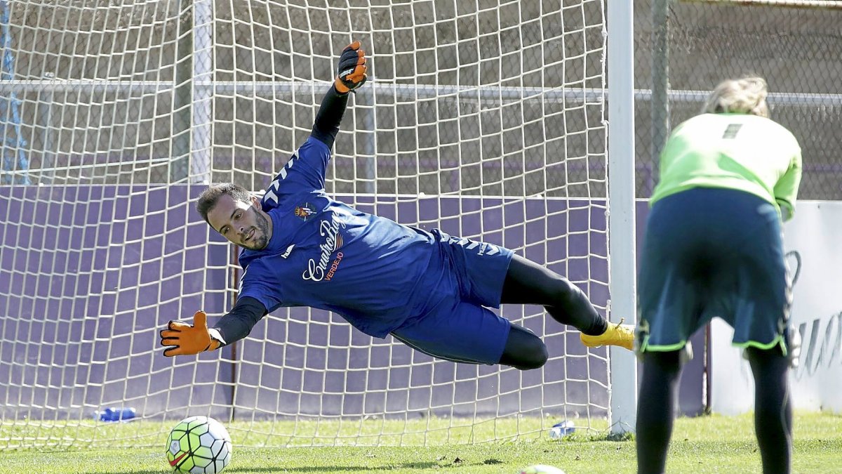 Julio Iricibar realiza una estirada durante un entrenamiento con el primer equipo del Real Valladolid.