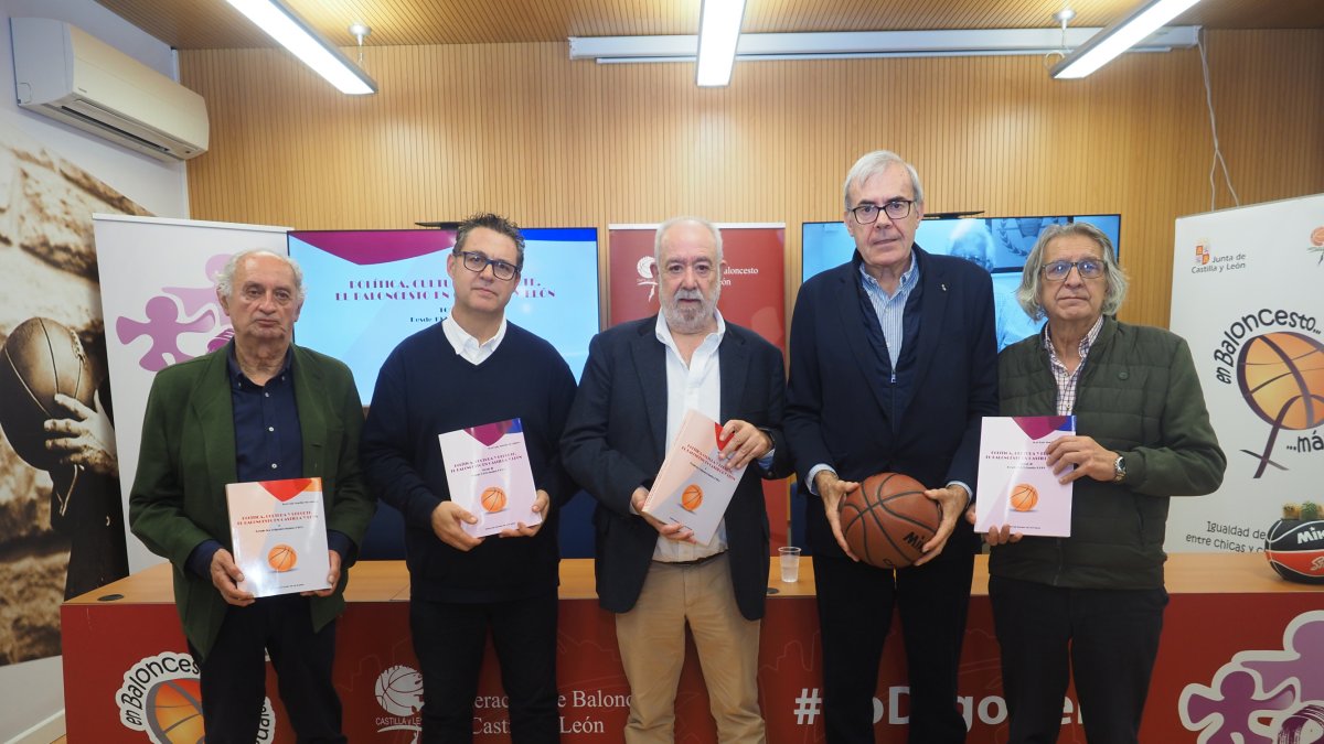 Julio Martínez, Lolo Velasco, Óscar Castañeda, Samuel Puente y Luis Moratinos, en la FBCyL, con el segundo volumen de la ‘Historia del Baloncesto en Castilla y León’.