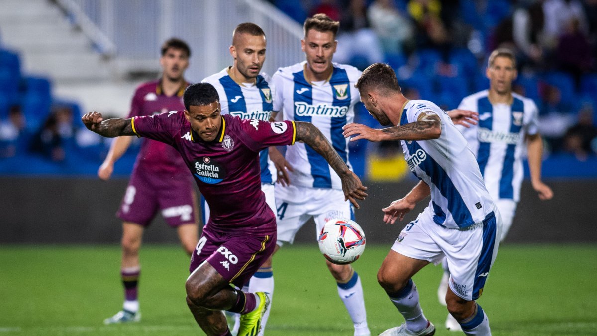 Kenedy pugna por un balón ante un jugador del Leganés en el último amistoso disputado.