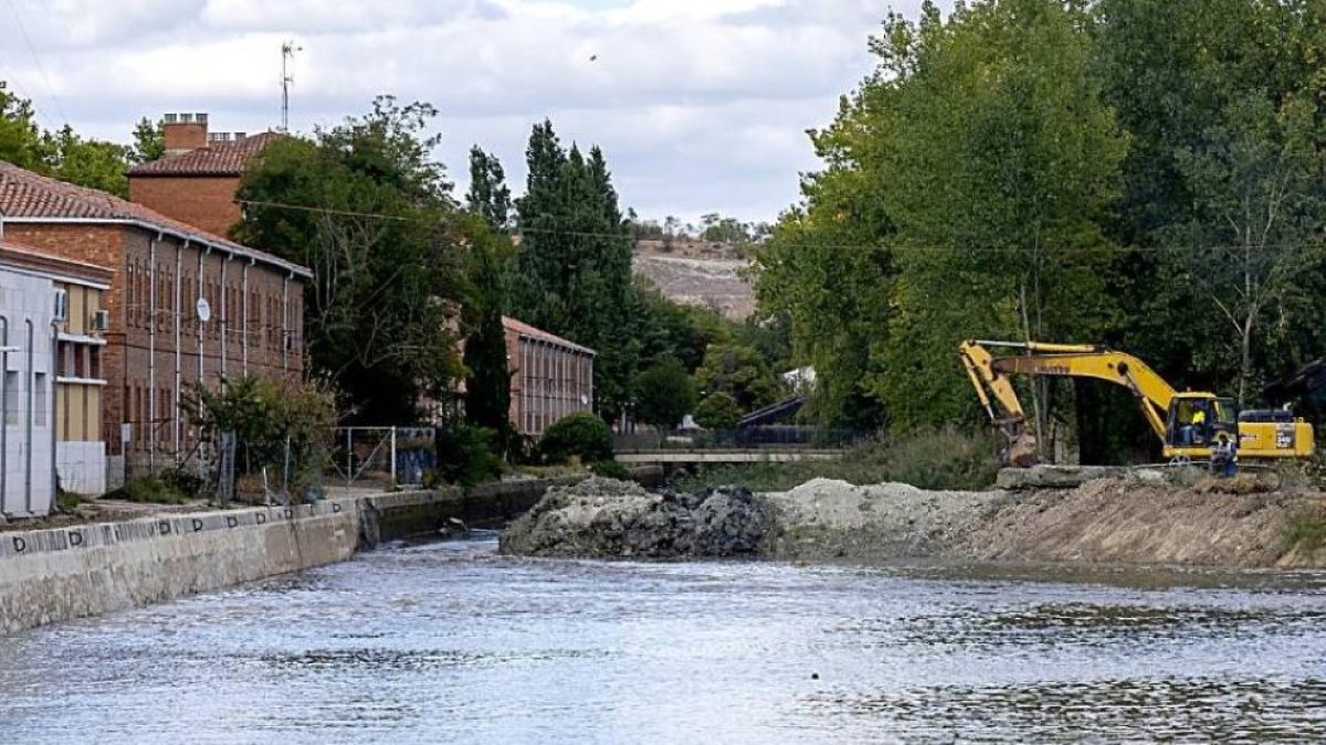 Obras en la dársena del Canal de Castilla en Valladolid, en una foto de archivo. ICAL