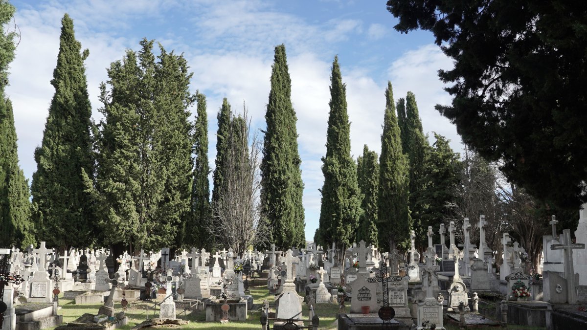 Tumbas en el Día de Todos Los Santos de Valladolid.