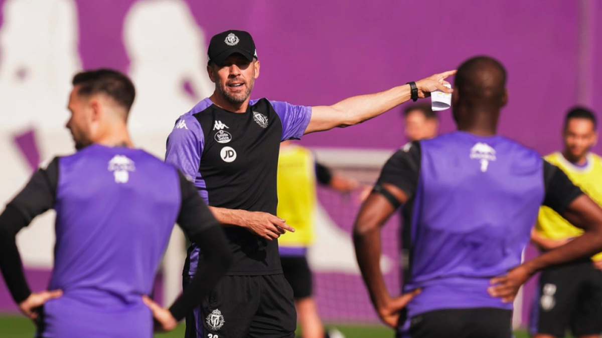Pezzolano da indicaciones en un entrenamiento