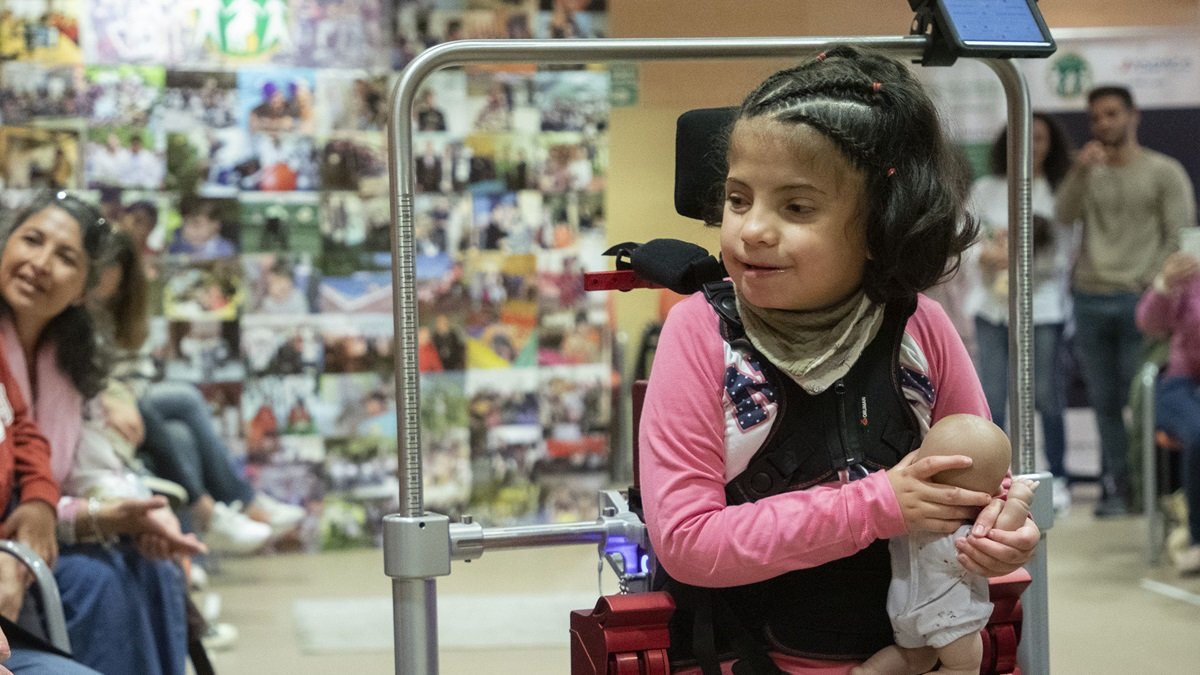 La pequeña Vega, en la presentación del exoesqueleto pediátrico Atlas 2030, desarrollado por Marsi Bionics y donado por la Fundación Nemesio Diez a Aspace.
