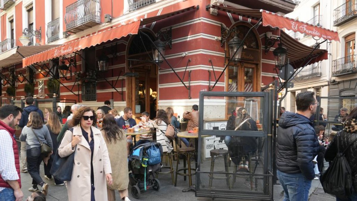 Personas en las terrazas de la calle Cascajares de Valladolid