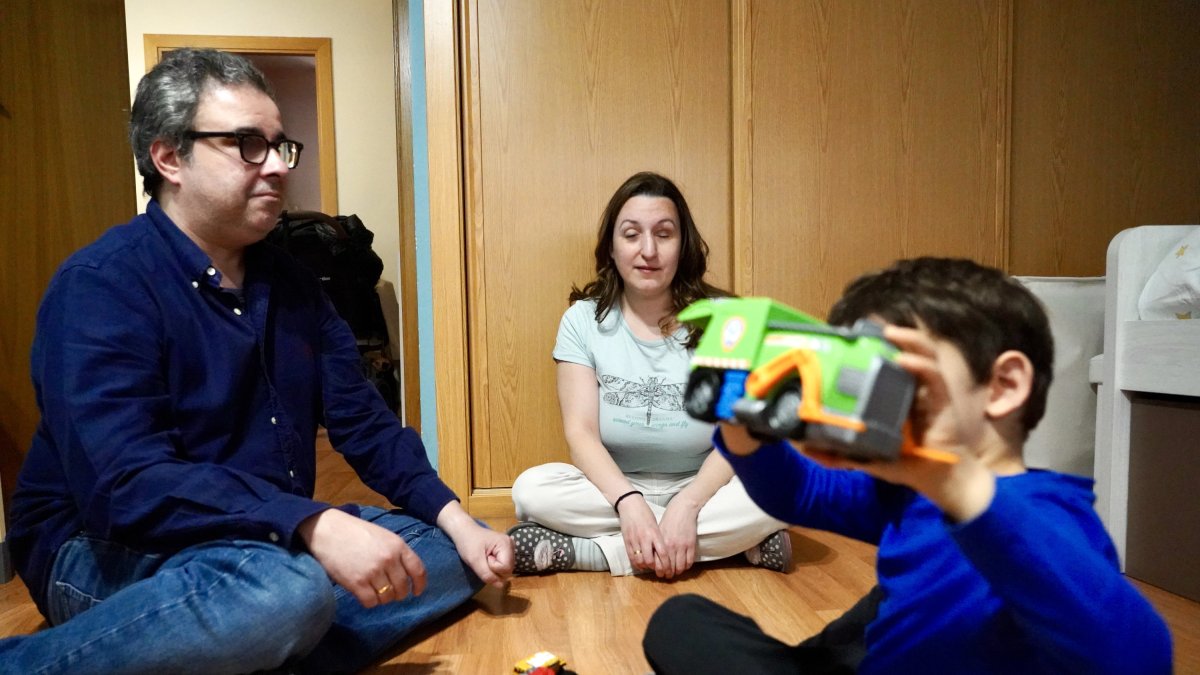 Marco, Patricia y Gabriel en su casa de Valladolid.