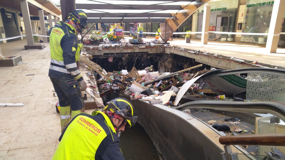 Dos bomberos de la Diputación en el centro comercial Bonaire.