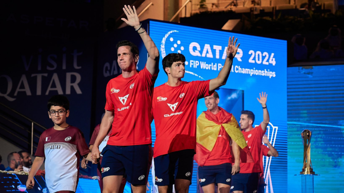 La selección española de pádel ingresa en la pista antes de la final