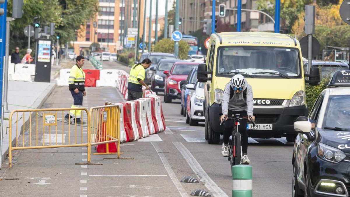 Obras en el carril bici de Isabel la Católica a la altura de La Rosaleda (Valladolid).