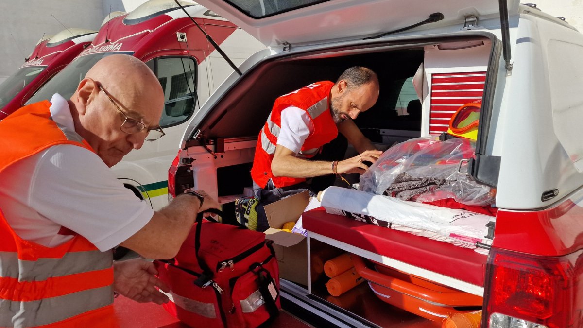 Imagen de Sergio y José Antonio, voluntarios de la Cruz Roja de Valladolid y Portillo respectivamente