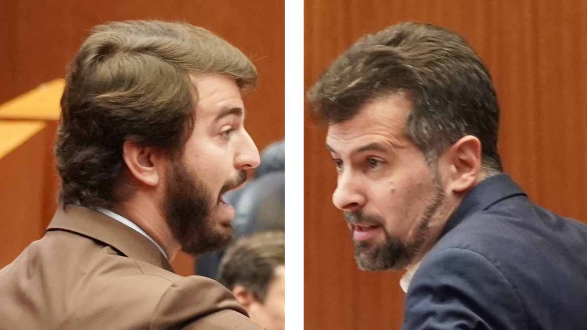 Juan García-Gallardo y Luis Tudanca durante el pleno de esta semana.