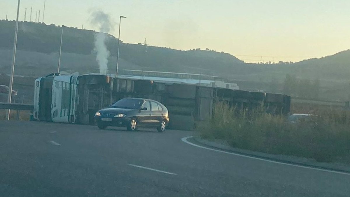 Dos heridos en el vuelco de un camión cargado de cerdos en la A-11, a la altura de La Cistérniga