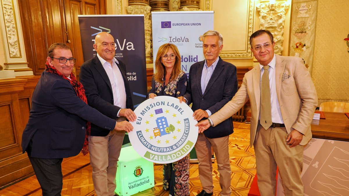 El alcalde, Jesús Julio Carnero, presenta el concierto solidario 'Misión Valladolid' junto con Artemio Domínguez, presidente de la Asociación Española contra el Cáncer en Valladolid, y Narciso Prieto, director de Comunicación y Relaciones Institucionales de Caja Rural de Zamora. 