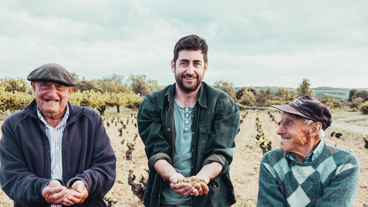Luis Martín de la Fuente junto a unos viticultores del Arlanza.