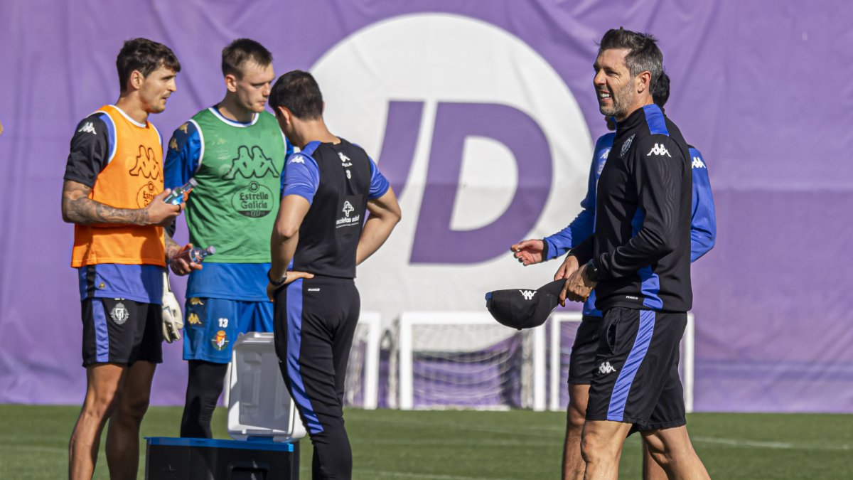Pezzolano, a la derecha, durante el entrenamiento blanquivioleta del martes.