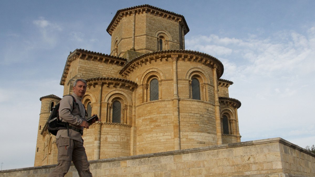 San Martín de Tours, fundada por Doña Mayor y máximo exponente del románico.