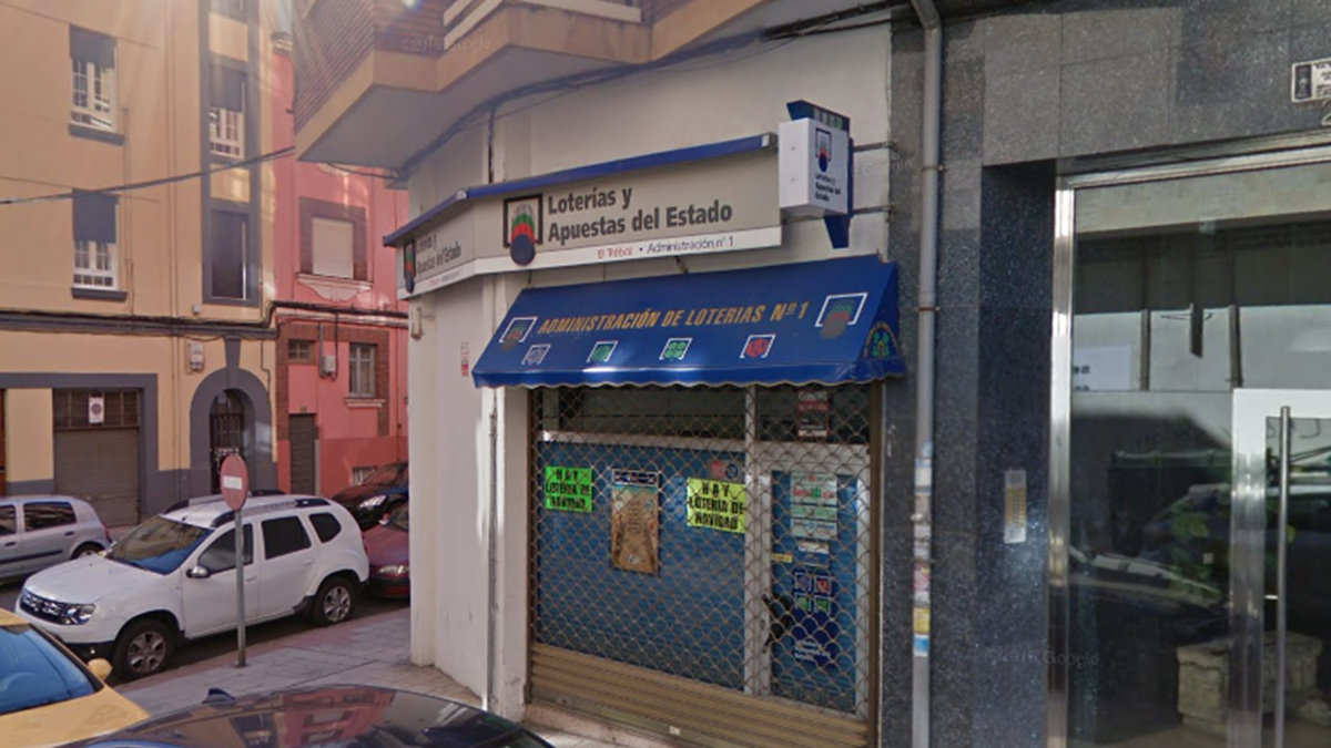 Imagen de la estación de lotería situada en la calle Pérez Crespo de León