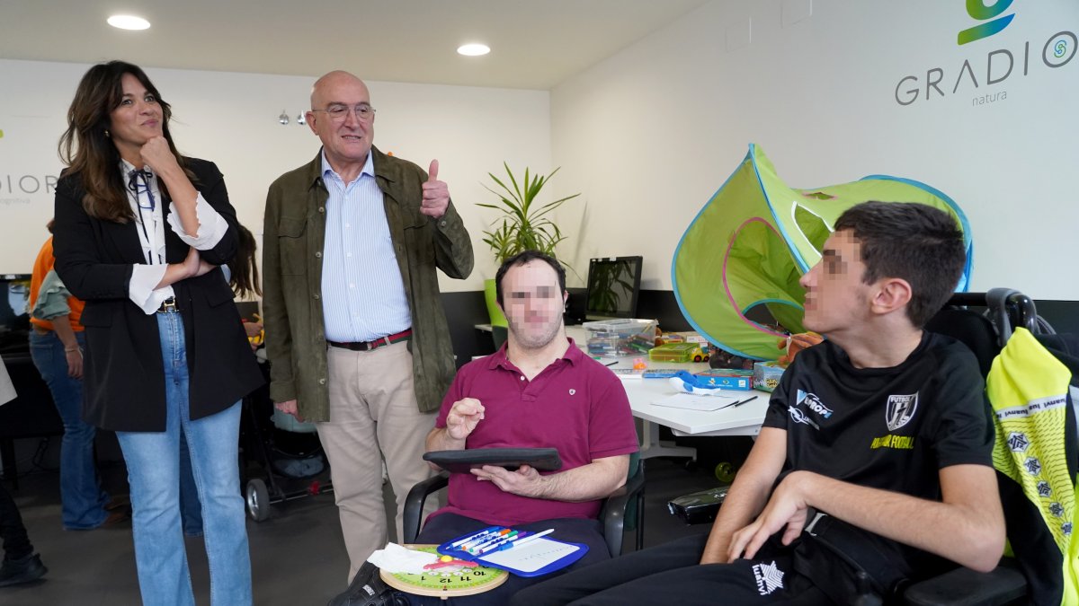 El alcalde de Valladolid, Jesús Julio Carnero, visita el taller de salud mental organizado por la Fundación Bertín Osborne. Le acompaña su presidenta, Fabiola Martínez