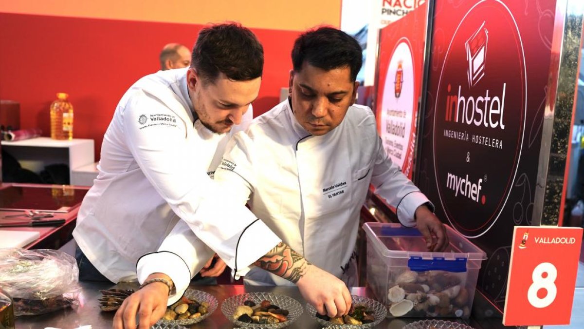 Imagen de la preparación del pincho ganador bajo el nombre ‘Tesoros del Mar’ 