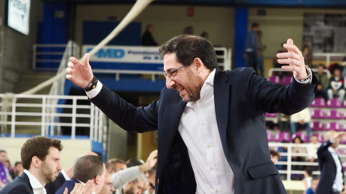 Lolo Encinas se desespera en la banda en el partido ante Oviedo.
