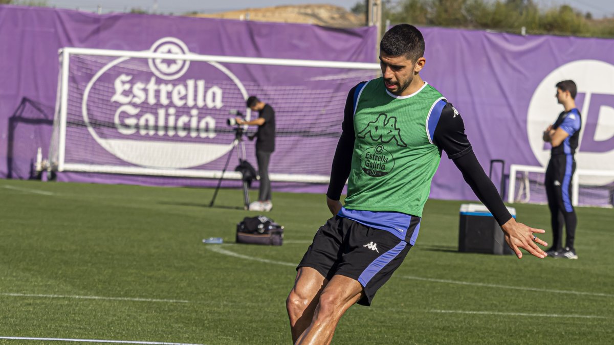 Cenk da un pase durante el entrenamiento del martes.