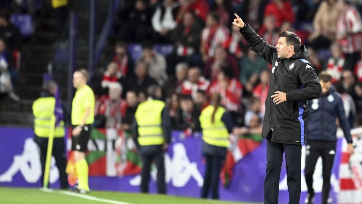 Paulo Pezzolano da indicaciones ante el Athletic Club