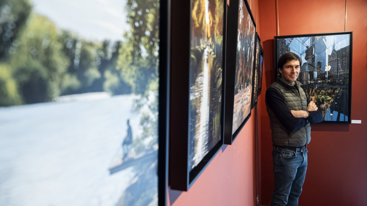 Luis Pérez posa junto a varias de sus obras.