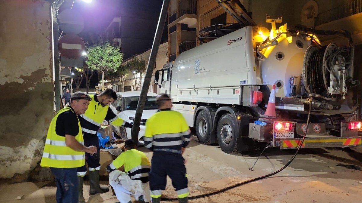 El camión de Aquavall del Ayuntamiento de Valladolid en tareas de limpieza del alcantarillado y desatranque en Aldaia
