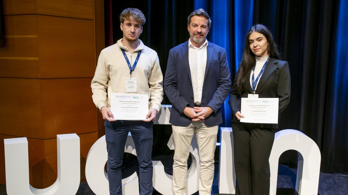 La toledana Jimena Alonso Moreno, que cursa el grado en Empresa y Tecnología, y el mallorquín Vasil Ivanov Stantchev Raev, estudiante de Ingeniería Robótica, reciben la beca Alumni para estudiar en la UC3M