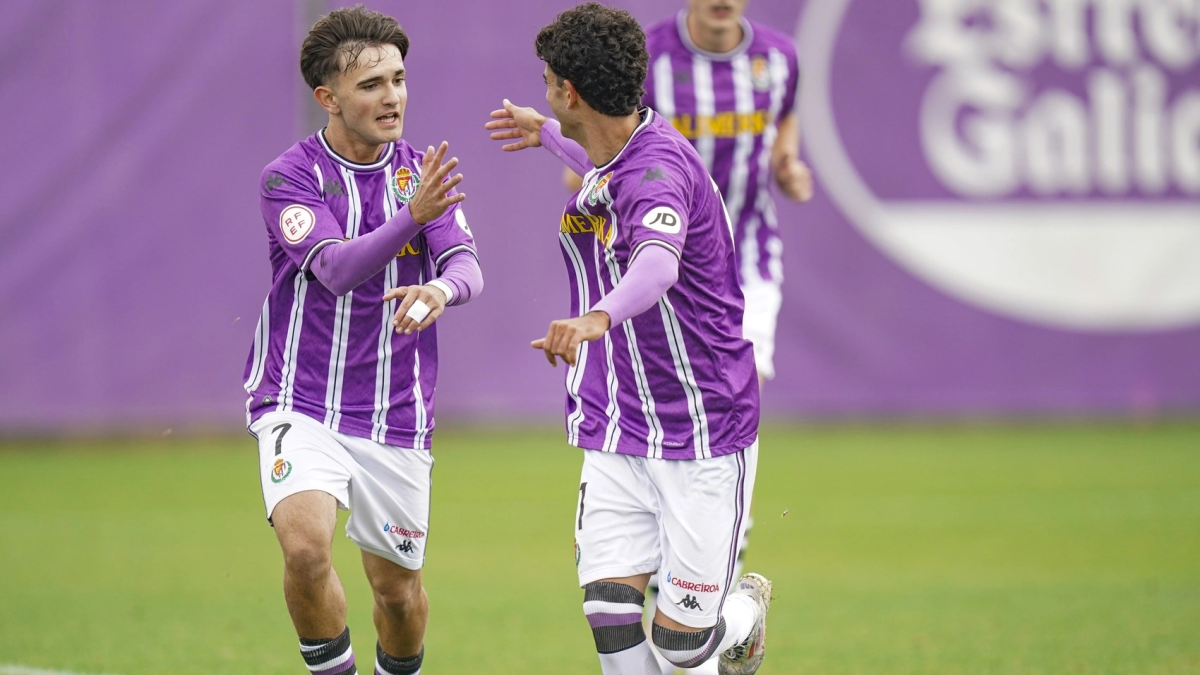 Pascu y Yago San Miguel celebran un gol