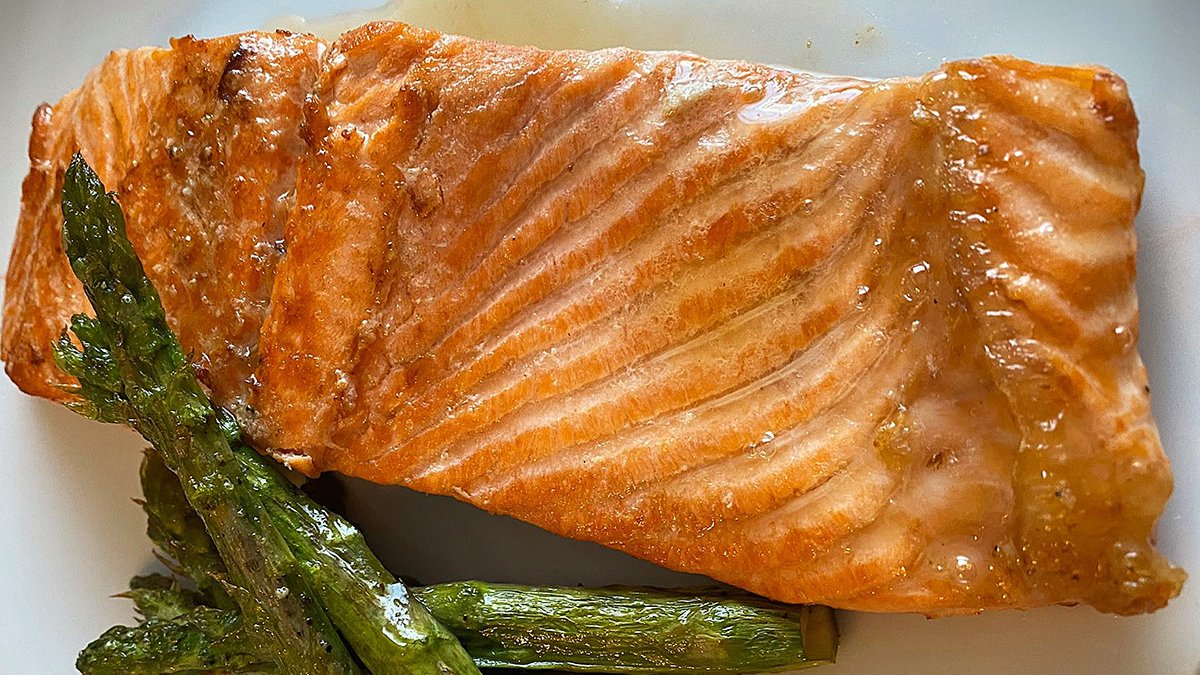 SALMÓN SALVAJE CON ESPÁRRAGOS VERDES