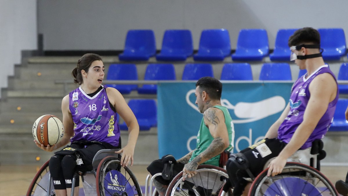 La base Beatriz Zudaire busca una línea de pase durante el Aliados-Mideba.