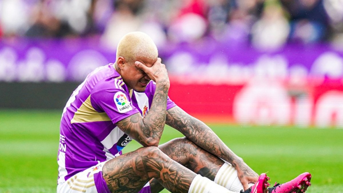 Kenedy se duele en un partido en la temporada de su debut como blanquivioleta.