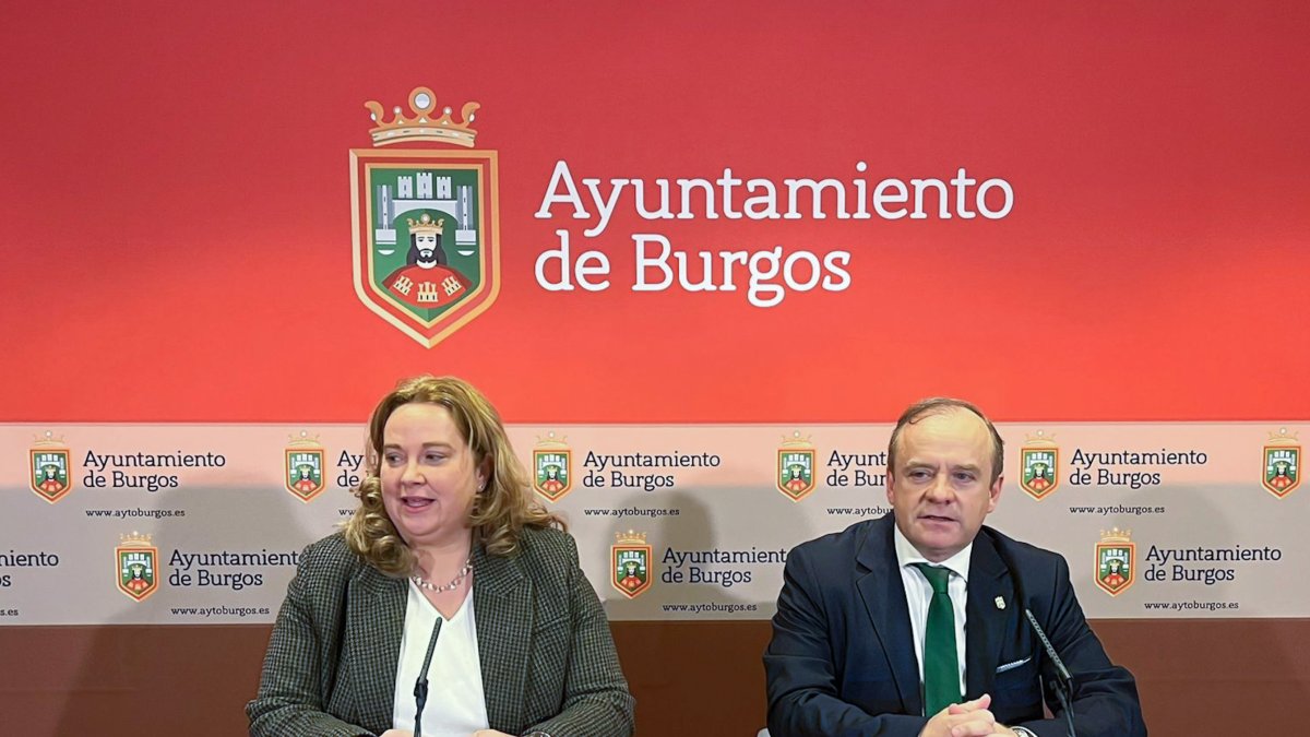 La alcaldesa de Burgos Cristina Ayala, acompañada por el vicealcalde, Fernando Martínez-Acitores.