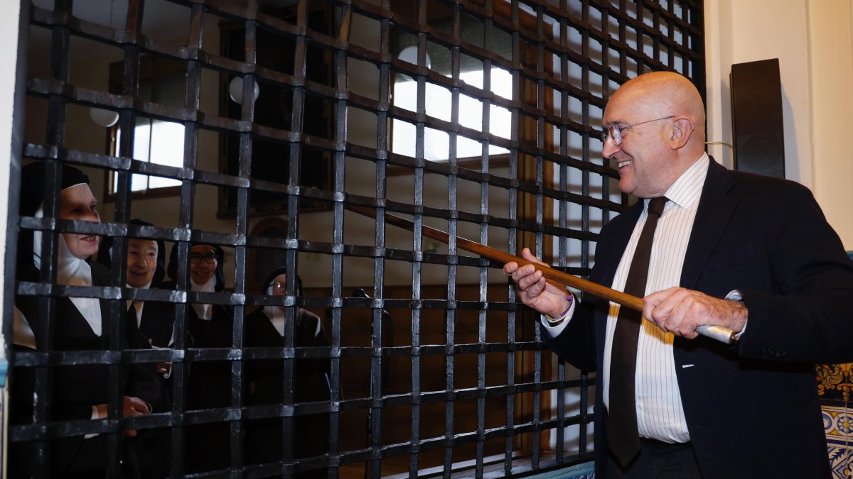 Jesús Julio Carnero entrega el bastón de Teresa a las Carmelitas Descalzas.