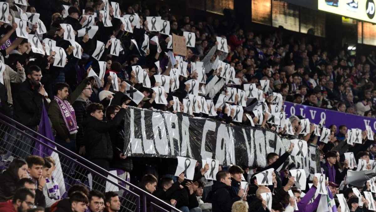 Fondo Norte de Zorrilla con la pancarta: 'Valladolid llora con vosotros'.