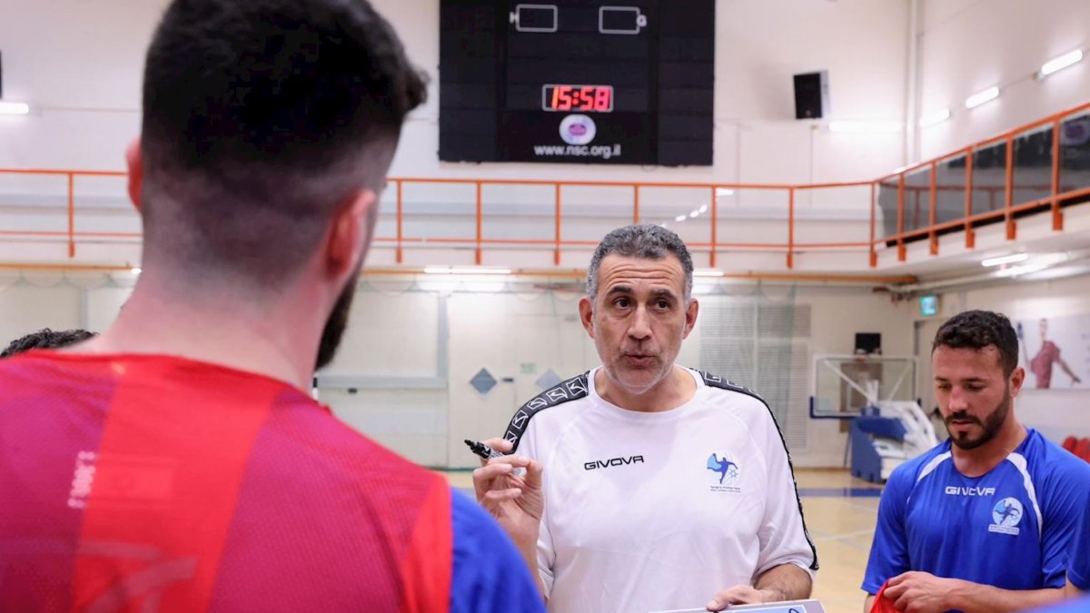 David Pisonero da indicaciones a los jugadores de Israel