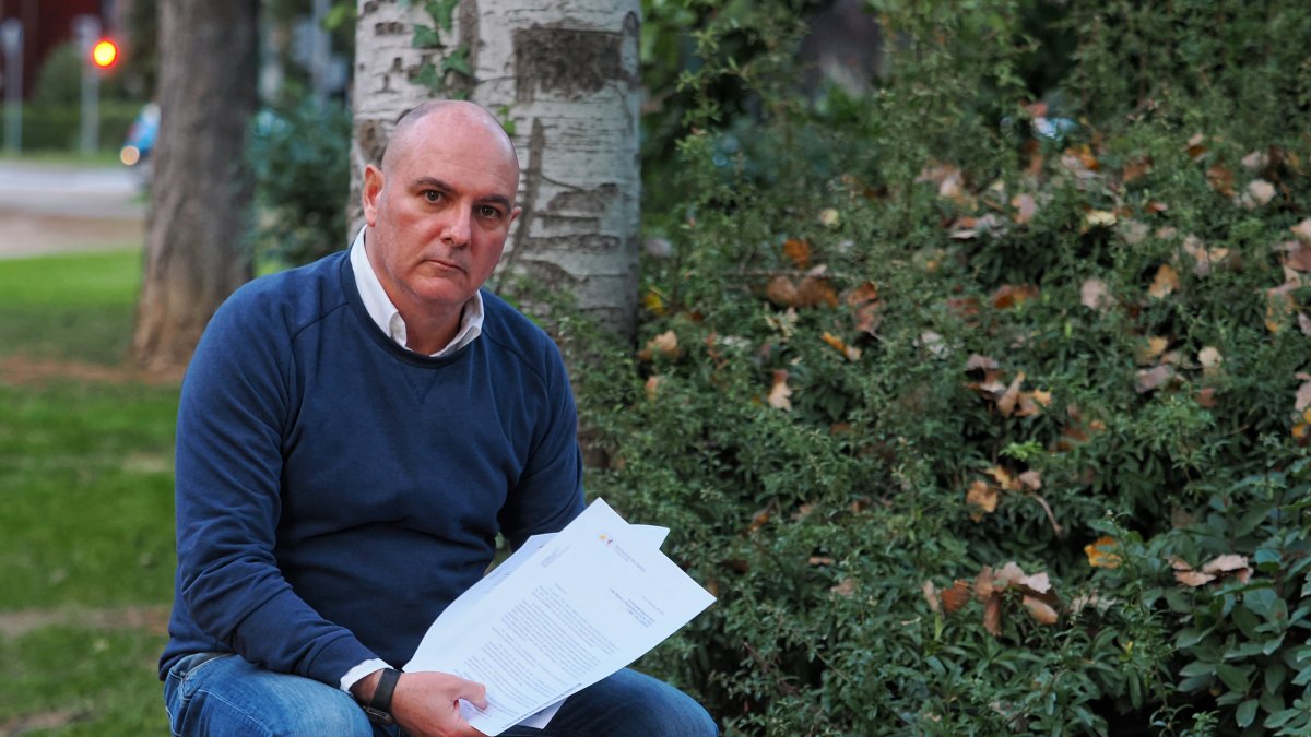 Fernando Linares, padre del alumno que ha tenido que esperar casi seis meses para recuperar la emisora FM, con las resoluciones del Procurador del Común,