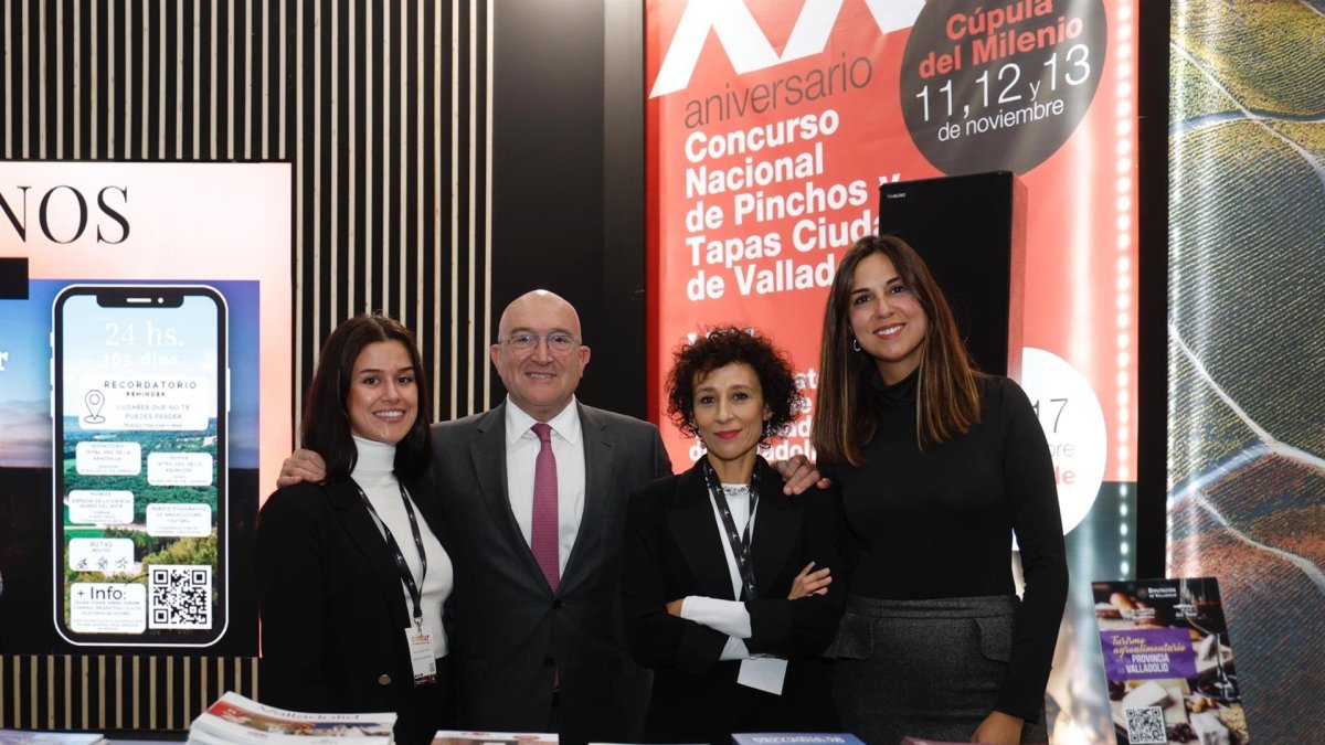 El alcalde de Valladolid, Jesús Julio Carnero, en el expositor del Ayuntamiento de Valladolid en Intur junto a la concejal de Turismo, Eventos y Marca de Ciudad, Blanca Jiménez